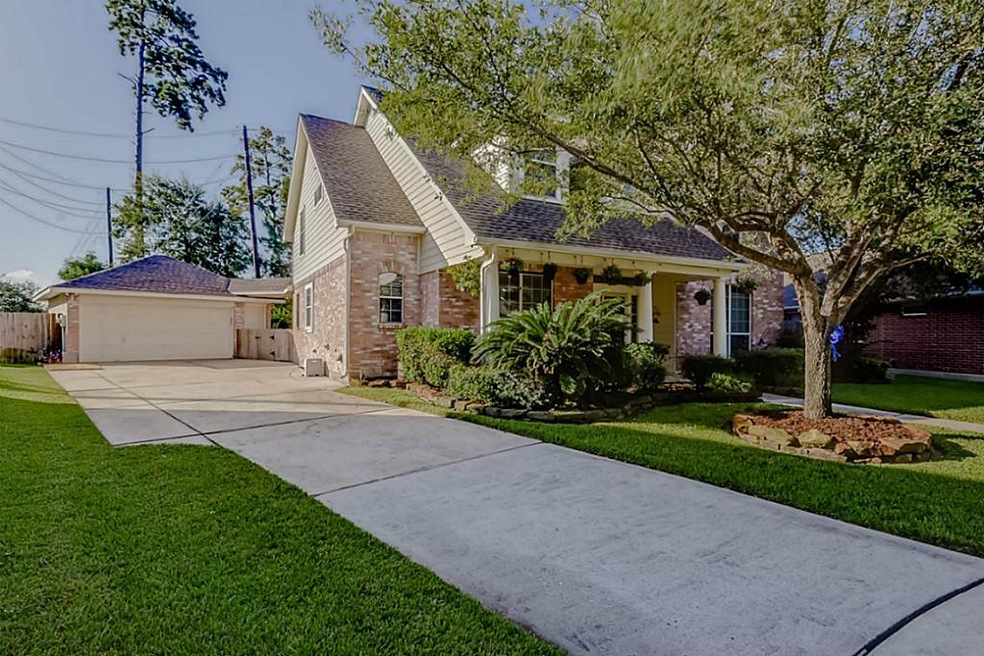 Large driveway with plenty of room for parking