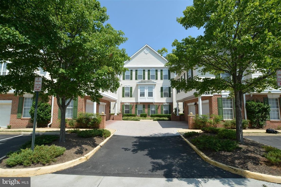 25260 Lake Shore Square unit 302, Chantilly, VA 20152 - photo 1