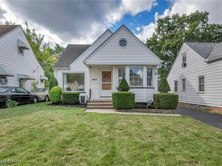Bungalow with a front yard