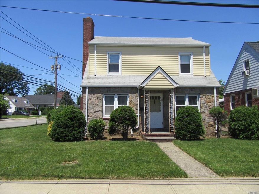 51 Manly Place, New Hyde Park, NY 11040 - photo 1