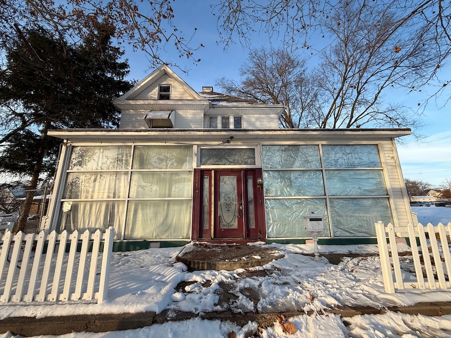 319 W Washington St, Clinton, IL 61727 - photo 1