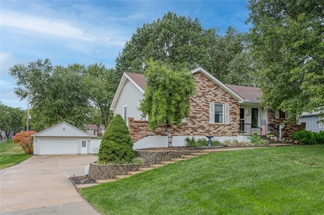 5560 Meadowsweet Ln, Shawnee, KS 66226 - photo 1