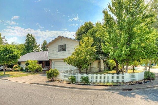 600 Rose Valley Ct, Central Point, OR 97502 - photo 1