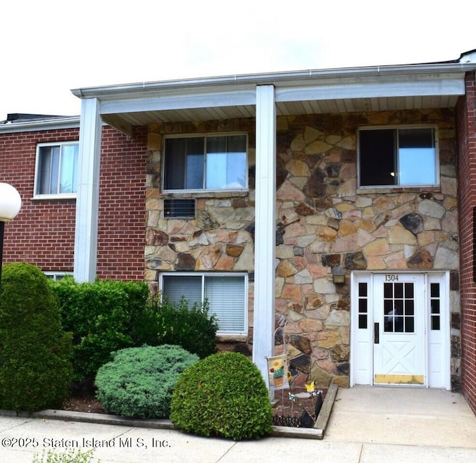1304 Rockland Ave unit F1, Staten Island, NY 10314 - photo 1