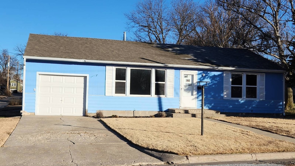 705 W Waverly St, Norton, KS 67654 - photo 1