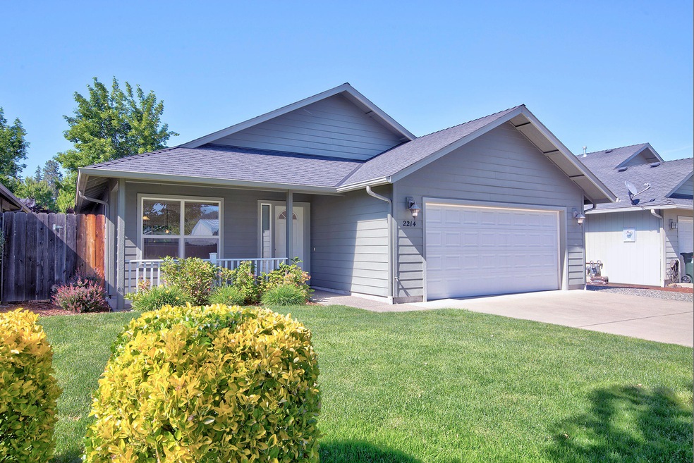 2214 SW North Star Dr, Grants Pass, OR 97527 - photo 1