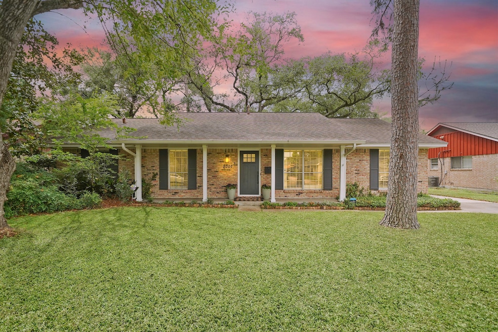 Welcome home! This FULLY RENOVATED 1 story home si
