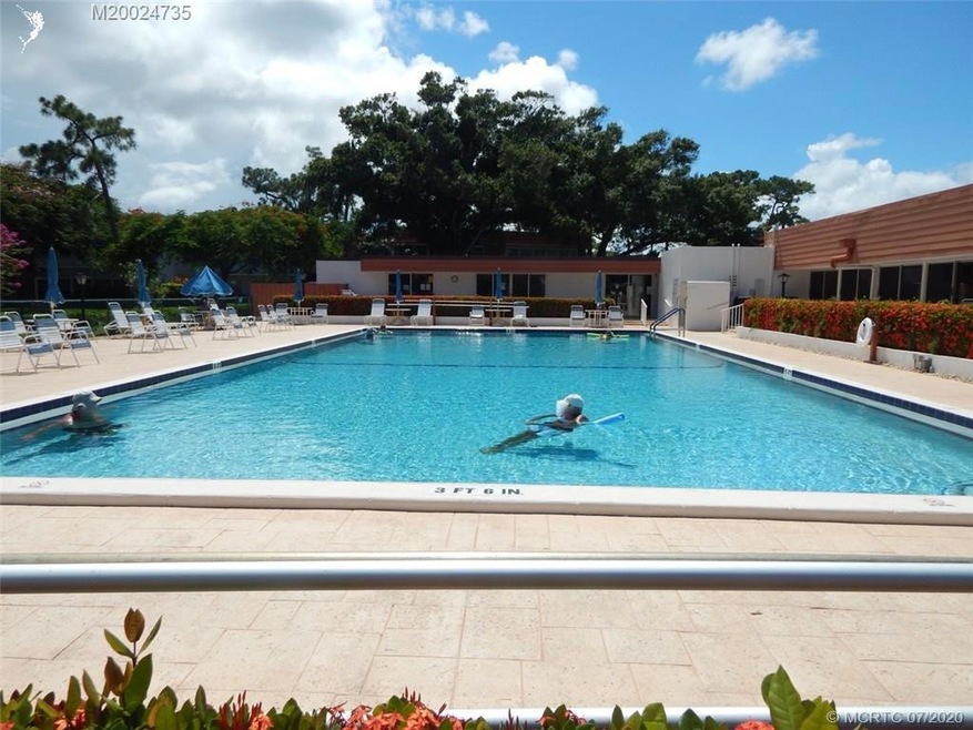 Vista Pines Pool and Clubhouse