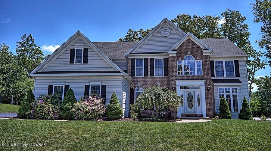 1041 Manor Dr, Mountain Top, PA 18707 - photo 1