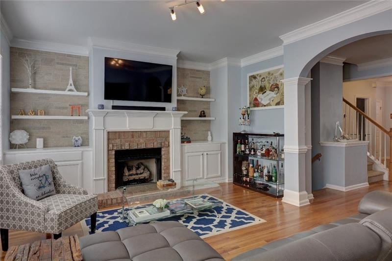 Open floor plan - Living Room - Built-in book book