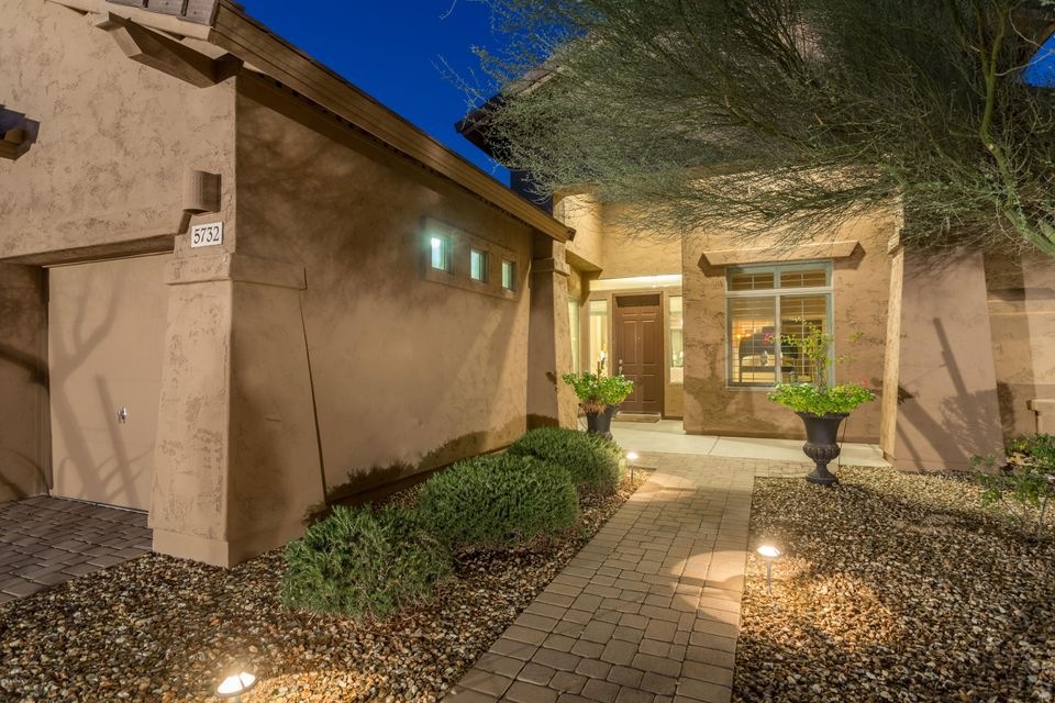 Outdoor Lighted Lush Entry