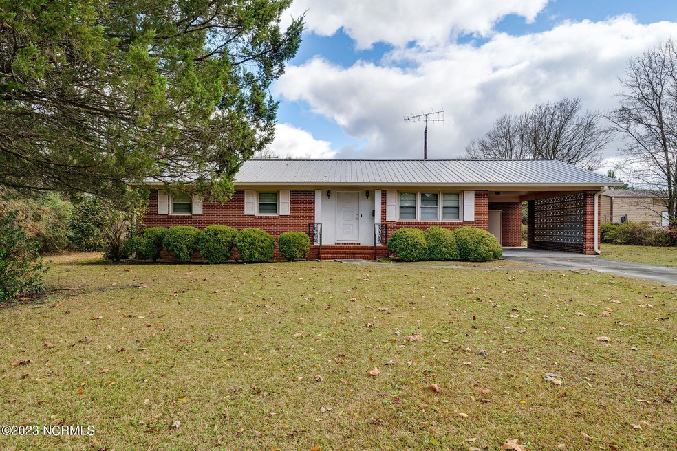 201 Currie Street, Wallace NC