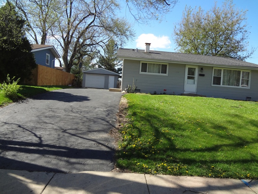 139 Ensenada Dr, Carpentersville, IL 60110 - photo 1