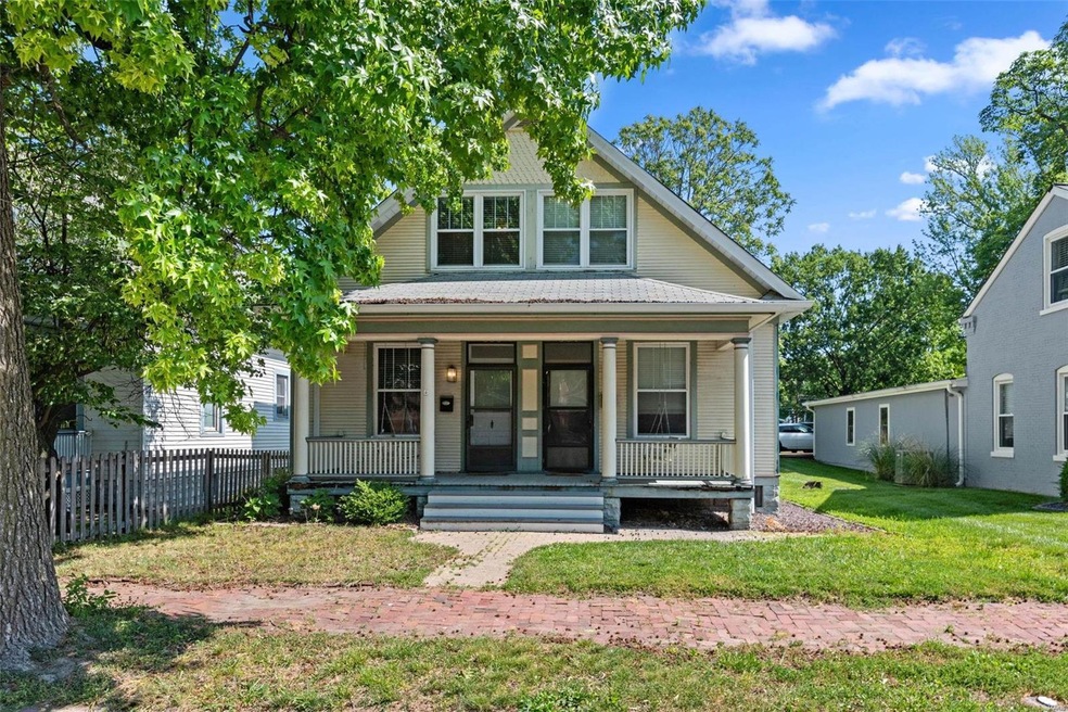 Historic era duplex in the heart of St. Charles
