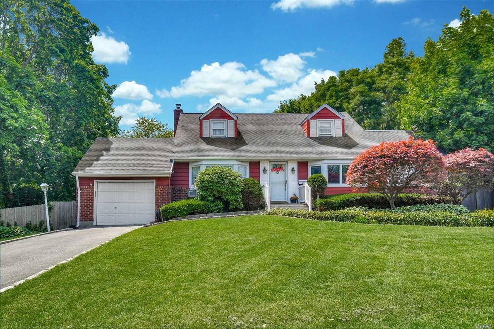 2 Fox Ln, ComMacK, NY 11725 - photo 1