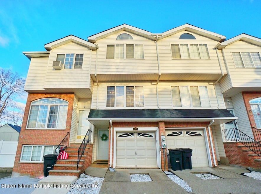 17 Rutherford Ct, Staten Island, NY 10309 - photo 1