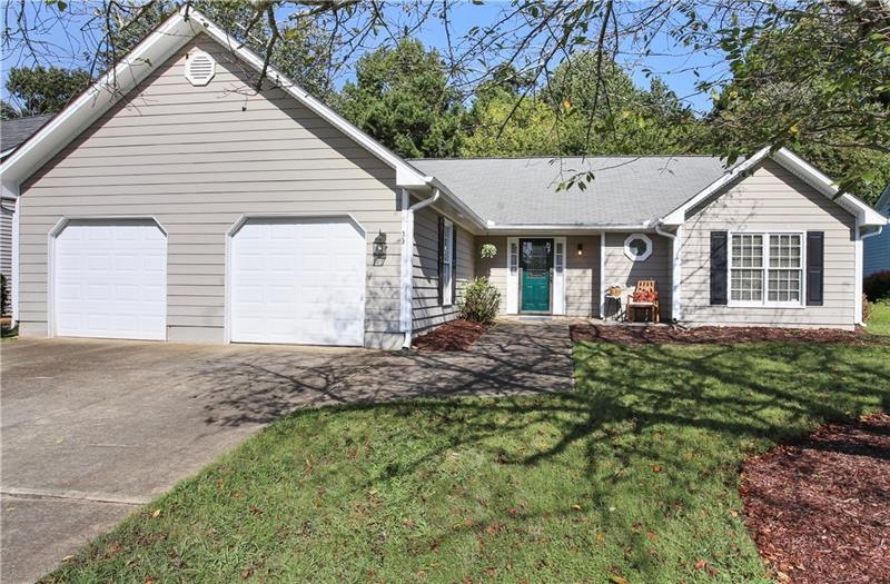 Beautiful Johns Creek ranch with a rocking chair f