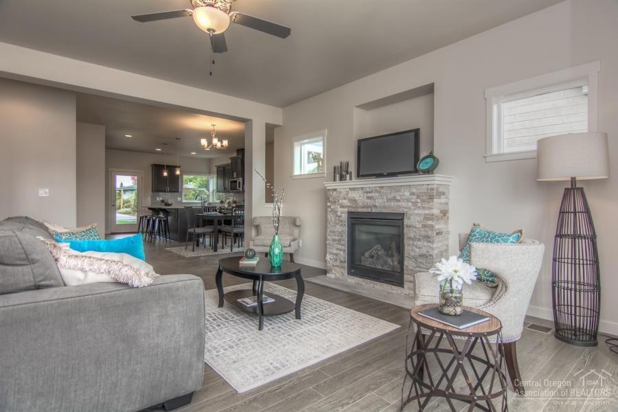 995 NW Rimrock Dr, Redmond, OR 97756 - photo 1