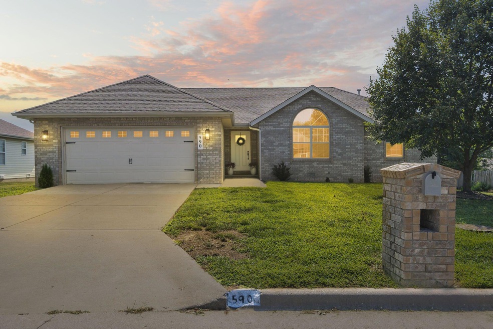 590 S Canterbury Ln, Nixa, MO 65714 - photo 1