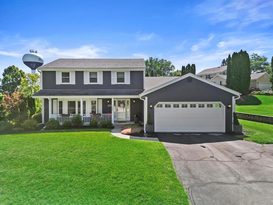 1200 Hawthorne Ridge Dr, Brookfield, WI 53045 - photo 1