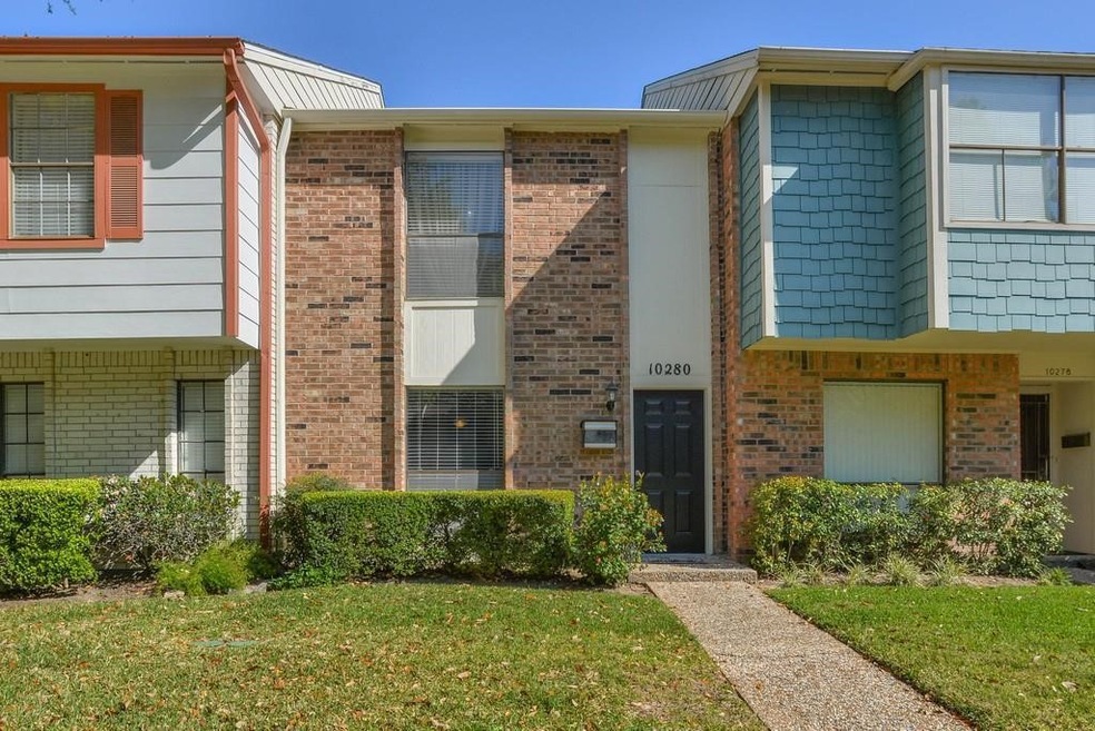 10280 Longmont Dr unit 39/6, Houston, TX 77042 - photo 1