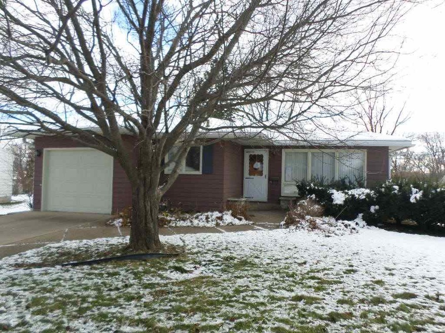 1526 W 2nd St, Cedar Falls, IA 50613 - photo 1
