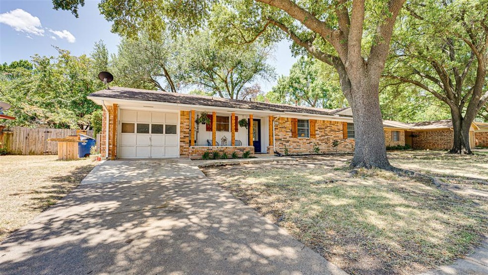 1203 Austin Dr, Ennis, TX 75119 - photo 1