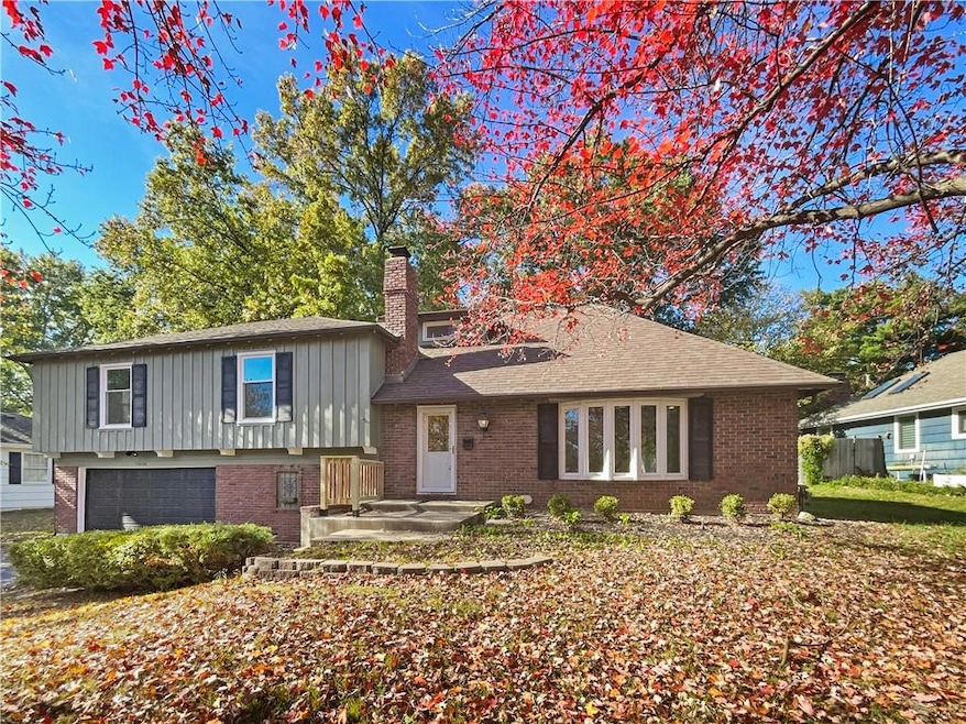 10332 Cherokee Ln, Leawood, KS 66206 - photo 1