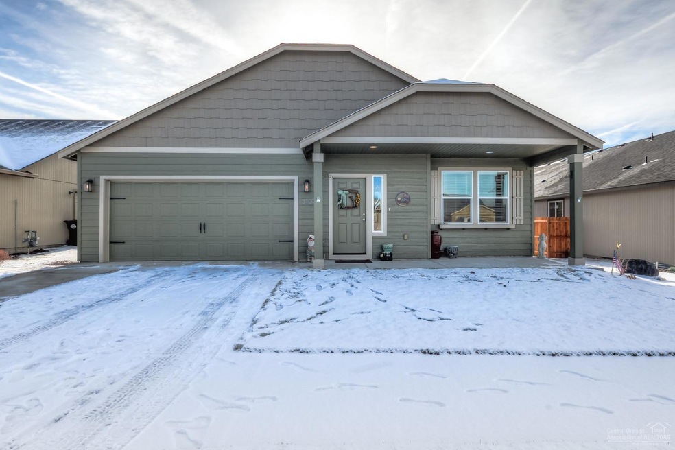 3232 SW Obsidian Ct, Redmond, OR 97756 - photo 1