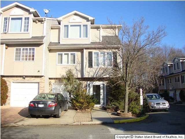 83 Robin Ct, Staten Island, NY 10309 - photo 1