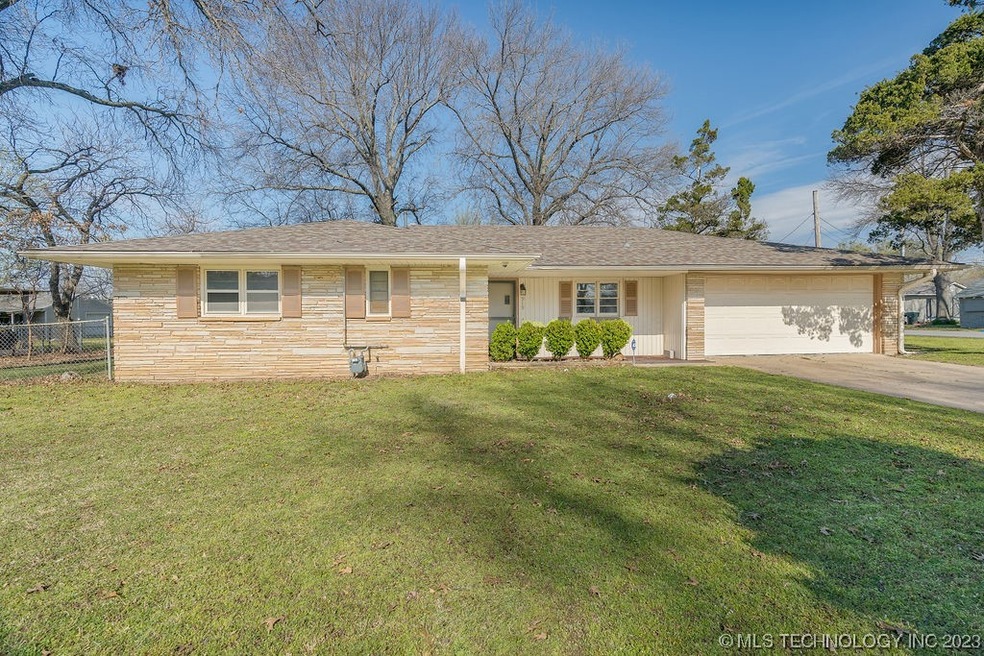 919 N Chickasaw Ave, Claremore, OK 74017 - photo 1