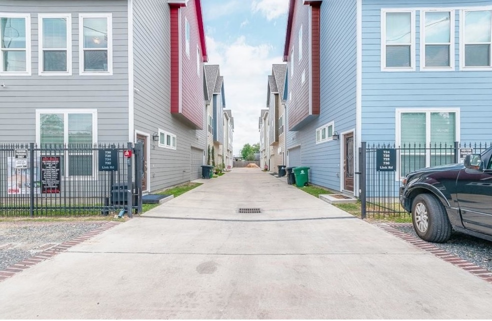 734 Link Rd, Houston, TX 77009 - photo 1