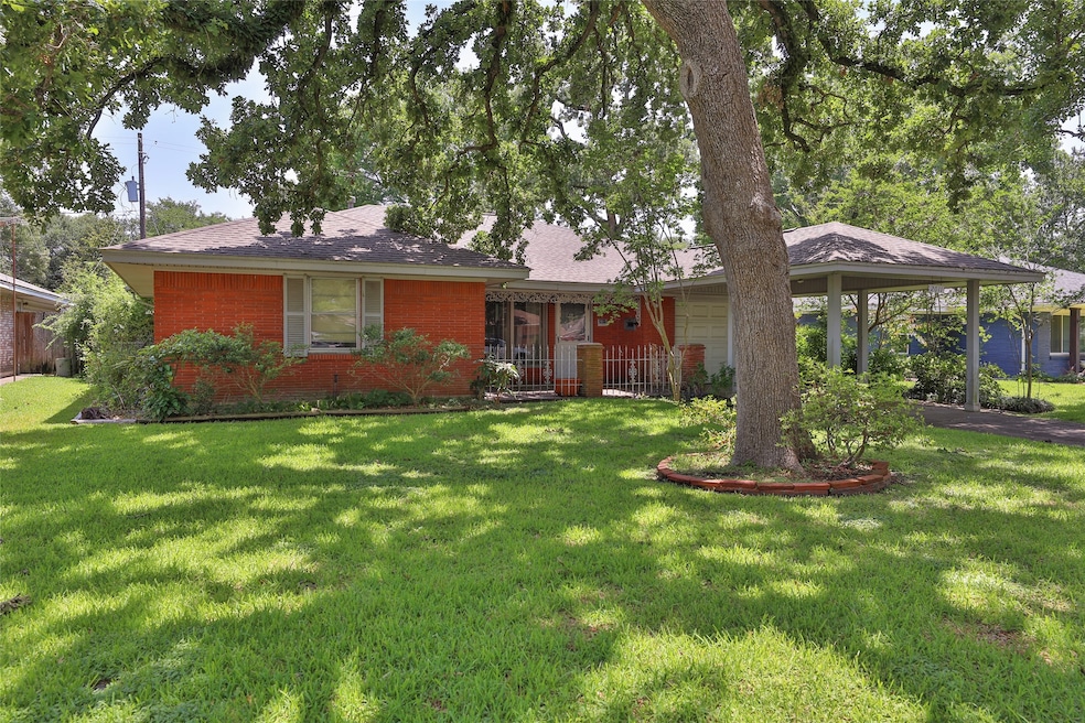 2011 Lamonte Ln, Houston, TX 77018 - photo 1
