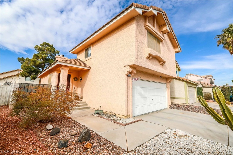 2 Bedroom plus Loft, 2 1/2 bath * Sparkling Pool *