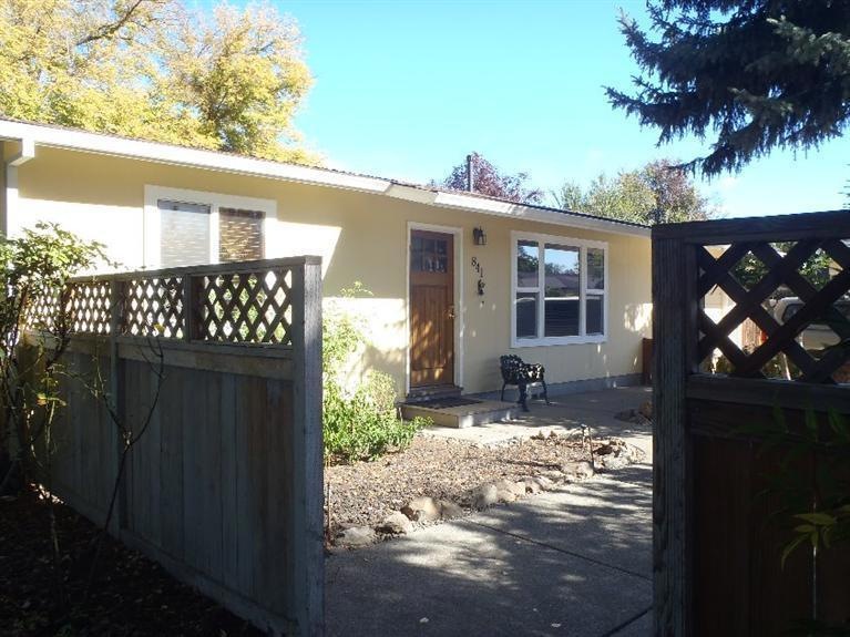 841 Forest Glen Dr, Central Point, OR 97502 - photo 1