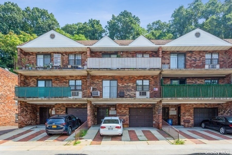 69-03 242nd St unit 39D, Little Neck, NY 11362 - photo 1