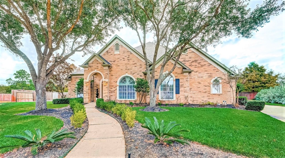 200 Falcon Lake Cir, Friendswood, TX 77546 - photo 1