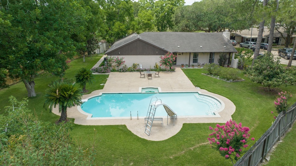 600 Briarwilde Ct, Alvin, TX 77511 - photo 1