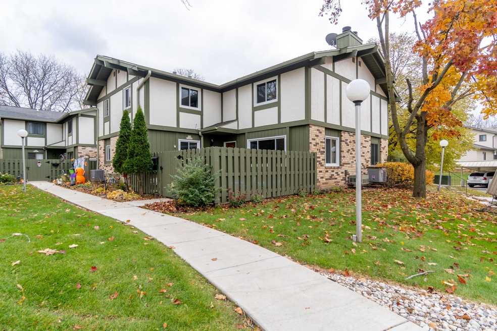 N76W14568 Northpoint Ct, Menomonee Falls, WI 53051 - photo 1