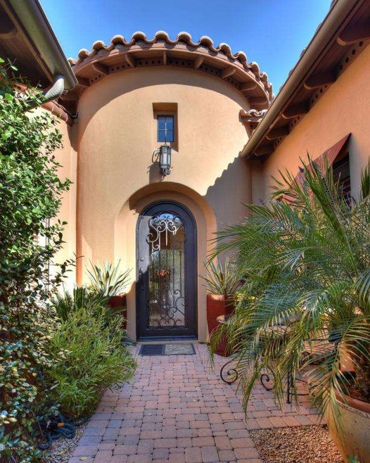 Lush Courtyard entry