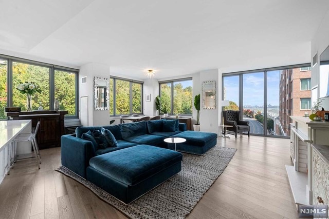 Sold $1,130,000 • Co-Listing Agent