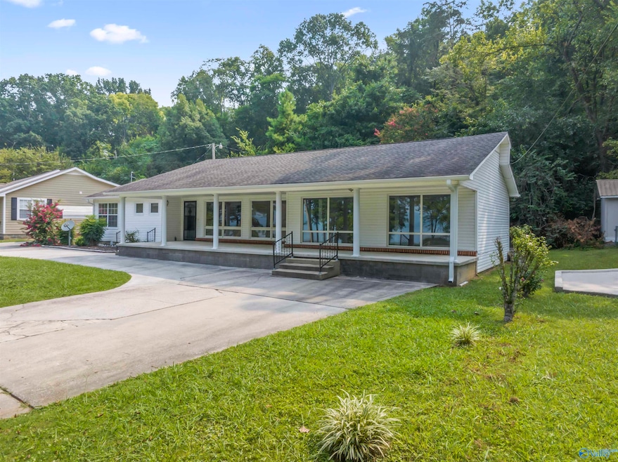 1921 Sunset Dr, Guntersville, AL 35976