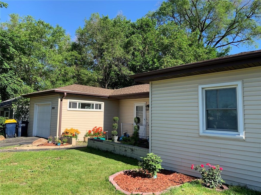 202 Blairs Ferry Rd, Hiawatha, IA 52233 - photo 1