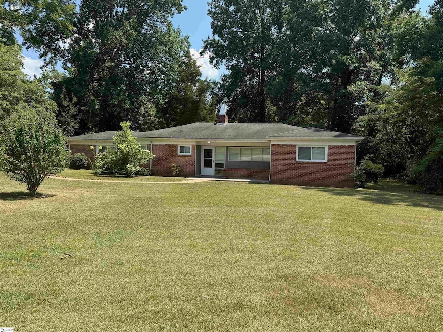 3329 Robin Hood Dr, Spartanburg, SC 29302 - photo 1