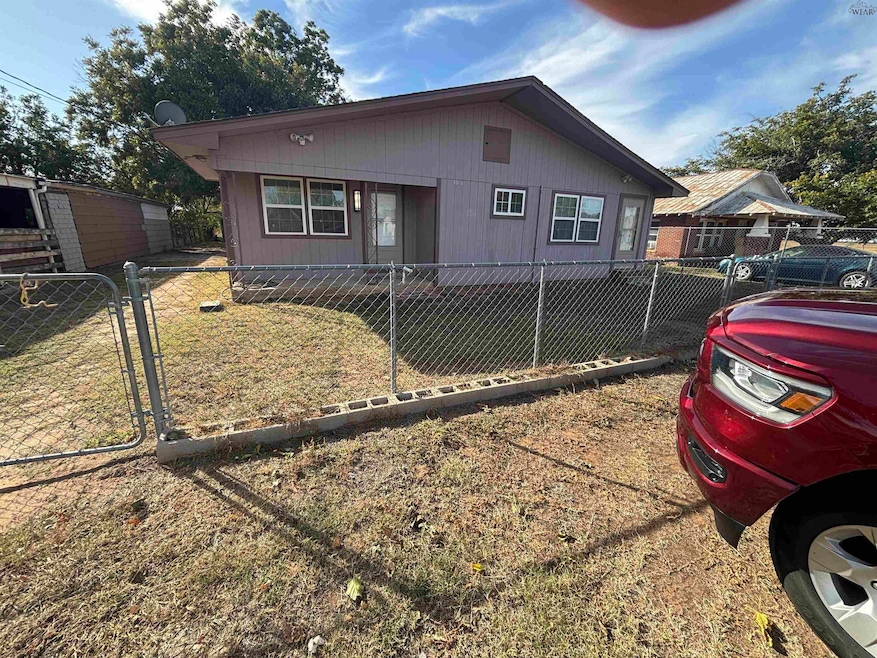 1001 Cleburne St, Vernon, TX 76384 - photo 1