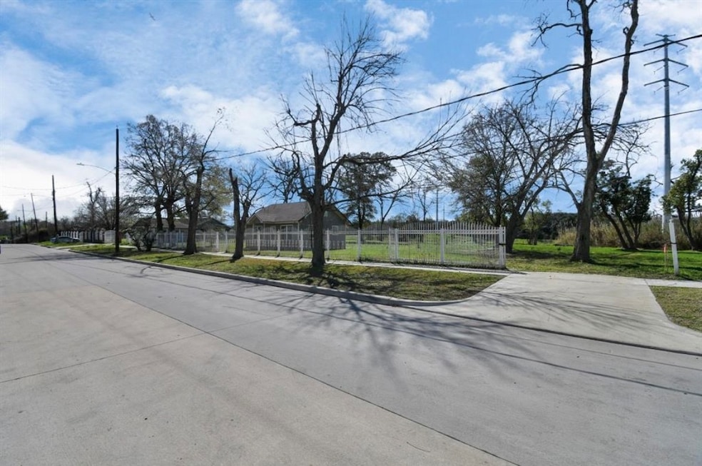 7912 Brays St, Houston, TX 77012 - photo 1