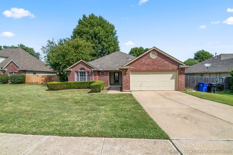 210 W Durham Place, Broken Arrow, OK 74011 - photo 1