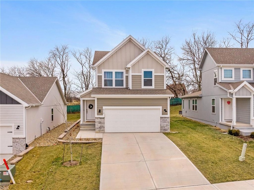 513 Hampstead Dr, Raymore, MO 64083 - photo 1