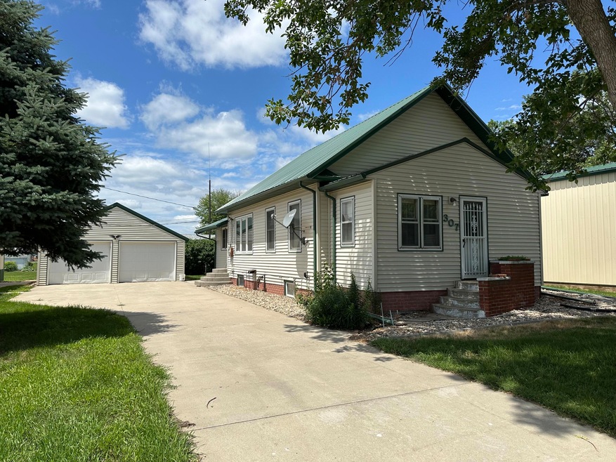 307 N Bismark St, Parkston, SD 57366 MLS 23374