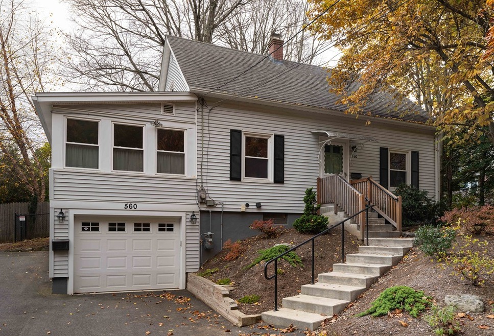 560 Elm St, Northampton, MA 01060 - photo 1